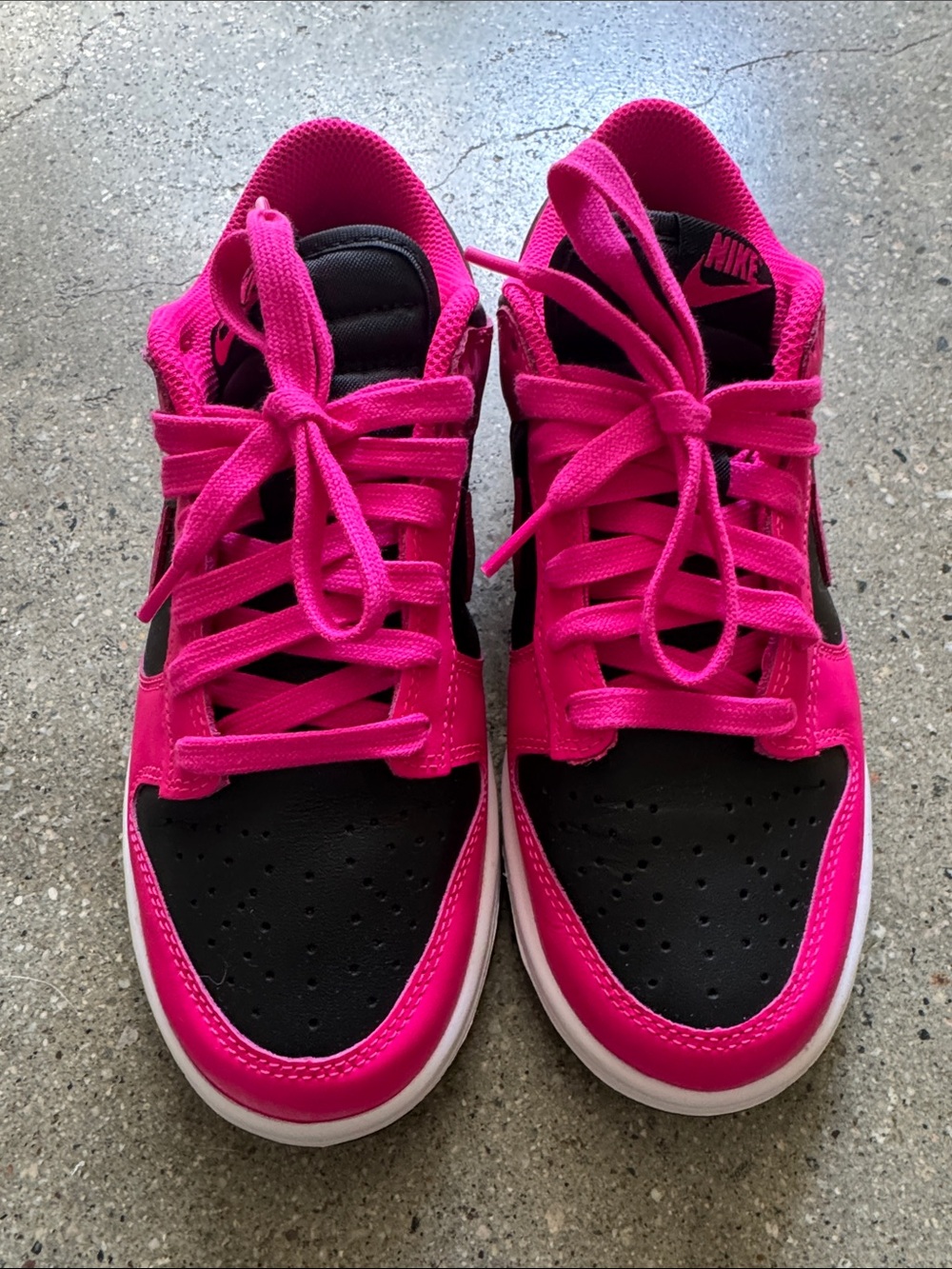 Nike Womenās Low-Top Sneakers ā Hot Pink and Black